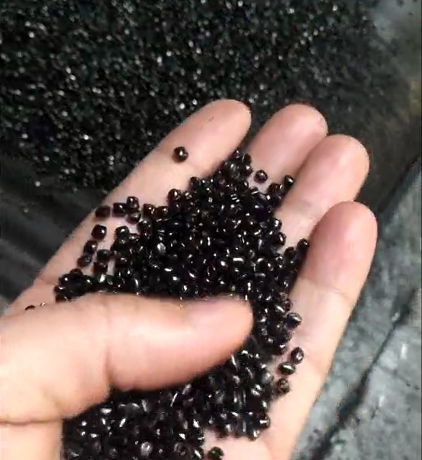 ayx网站:内蒙古赤峰一小学校服里有薄膜撕开的不止是衣物更是信任