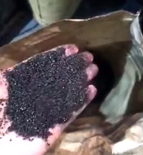 ayx网站:内蒙古赤峰一小学校服里有薄膜撕开的不止是衣物更是信任